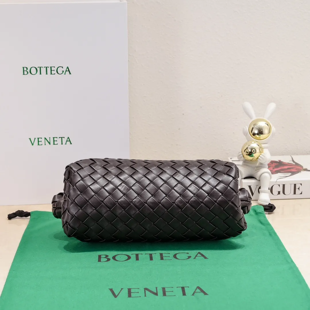 Batch 2260 Bitters Venetia 2024 summer series brings Lauren 1980 handbags back to the public eye. The design of the bag is inspired by ancient Roman architecture. It uses the brand's iconic Intrecciato lambskin woven bag body with a hard frame. No logo can be seen on the whole bag. It is equipped with a leather woven metal chain. When using it as a clutch, just put the chain directly in the bag ~ showing an elegant and timeless style. Decades later, when Lauren Hutton once again walked on the Bottega Venetia spring and summer show with this bag, the charm of the year still remains intact despite the passage of time. Size: 31.5*16.5*11 Style number: 5807#